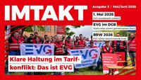 Grafik mit rotem Hintergrund und großem weißen Schriftzug „IMTAKT“ oben links. Rechts daneben steht „Ausgabe 3 | Mai/Juni 2026“. Darunter drei Textkästen: „1. Mai 2026 – EVG bundesweit präsent“, „EVG im DGB – Stark unter einem gemeinsamen Dach“ und „BRW 2026 – EVG bleibt bestimmende Kraft“. Im unteren Bereich ein Gruppenfoto mit mehreren Personen, die rote Westen tragen und Transparente mit der Aufschrift „EVG“ (Eisenbahn- und Verkehrsgewerkschaft) halten. Einige Personen heben die Arme. Im Vordergrund sind Schilder mit dem Text „Heute ist Streiktag!“ und „Heute ist kein Arbeitstag. Heute ist Streiktag!“ zu sehen. Über dem Foto steht in großen roten und schwarzen Buchstaben: „Klare Haltung im Tarifkonflikt: Das ist EVG“.