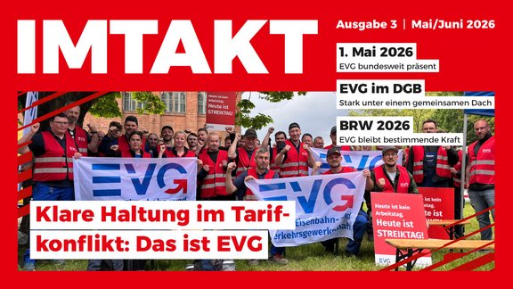 Grafik mit rotem Hintergrund und großem weißen Schriftzug „IMTAKT“ oben links. Rechts daneben steht „Ausgabe 3 | Mai/Juni 2026“. Darunter drei Textkästen: „1. Mai 2026 – EVG bundesweit präsent“, „EVG im DGB – Stark unter einem gemeinsamen Dach“ und „BRW 2026 – EVG bleibt bestimmende Kraft“. Im unteren Bereich ein Gruppenfoto mit mehreren Personen, die rote Westen tragen und Transparente mit der Aufschrift „EVG“ (Eisenbahn- und Verkehrsgewerkschaft) halten. Einige Personen heben die Arme. Im Vordergrund sind Schilder mit dem Text „Heute ist Streiktag!“ und „Heute ist kein Arbeitstag. Heute ist Streiktag!“ zu sehen. Über dem Foto steht in großen roten und schwarzen Buchstaben: „Klare Haltung im Tarifkonflikt: Das ist EVG“.