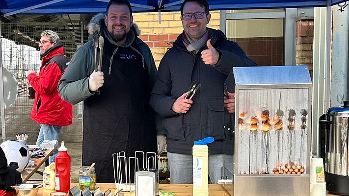 Hotdogs, Kinderpunsch und gute Gespräche - Aktion am Gleis 1 in Bremen