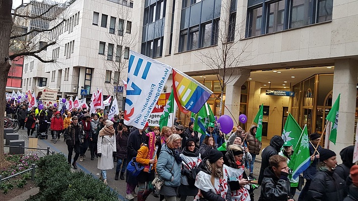 „Wenn wir Frauen streiken, steht die Welt still!“ - Internationaler Frauentag in in Stuttgart
