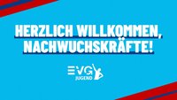 Web Grafik mit hellblauem Hintergrund und roten, diagonal verlaufenden Balken am oberen linken und unteren rechten Rand. In großer weißer Schrift steht: „HERZLICH WILLKOMMEN, NACHWUCHSKRÄFTE!“. Darunter befindet sich das weiße Logo „EVG JUGEND“ mit einer stilisierten stehenden Figur.