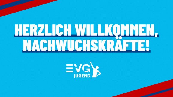 Web Grafik mit hellblauem Hintergrund und roten, diagonal verlaufenden Balken am oberen linken und unteren rechten Rand. In großer weißer Schrift steht: „HERZLICH WILLKOMMEN, NACHWUCHSKRÄFTE!“. Darunter befindet sich das weiße Logo „EVG JUGEND“ mit einer stilisierten stehenden Figur.