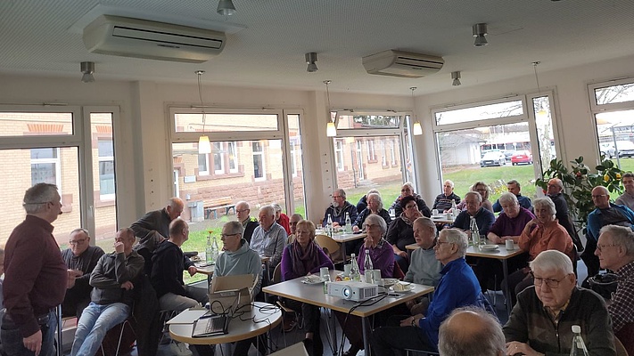 MobiDig und DB Reisemarkt interessiert Offenburger Seniorengruppe