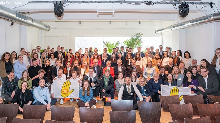 „Die Gelbe Hand“: Starke Zeichen gegen Rassismus – Preise in Kiel verliehen