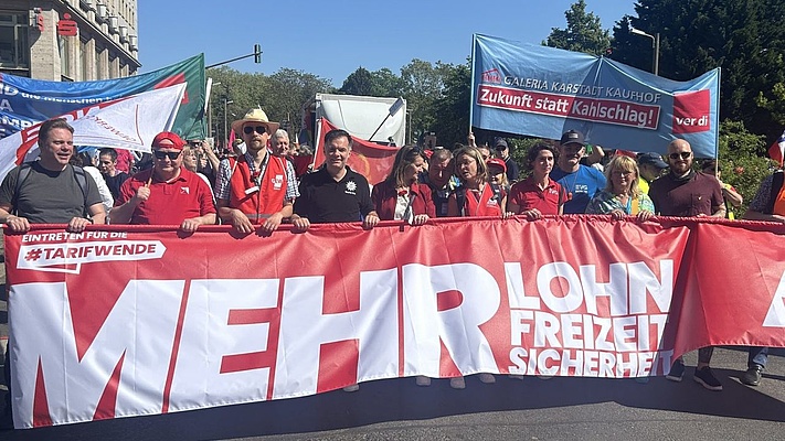 Mehr als 7.000 Kolleg:innen zeigten in Berlin Flagge für mehr Lohn, mehr Sicherheit und mehr Freizeit