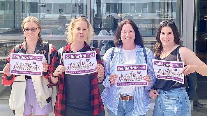 Frauen in Trier solidarisieren sich mit dem Schweizer Frauenstreik