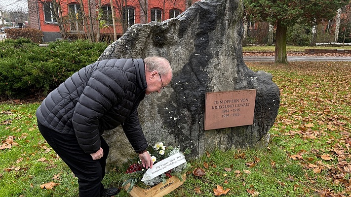 Blumen zum Gedenken – die Eisenbahnerinnen und Eisenbahner werden nie vergessen