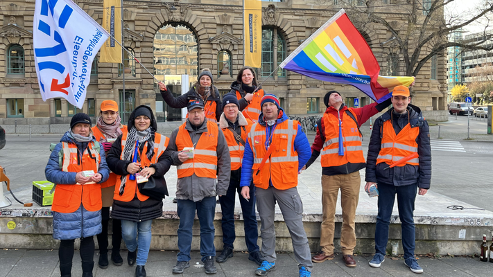 „Laute“ Auftakt-Demonstration zum Start der Tarifverhandlungen in Stuttgart